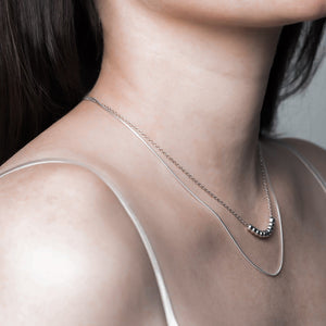 a beautiful dainty necklace that at 45cm in length, this necklace falls perfectly on the collarbone. And with the adjustable 40cm option, you can customise the length to suit your style and preference. 
